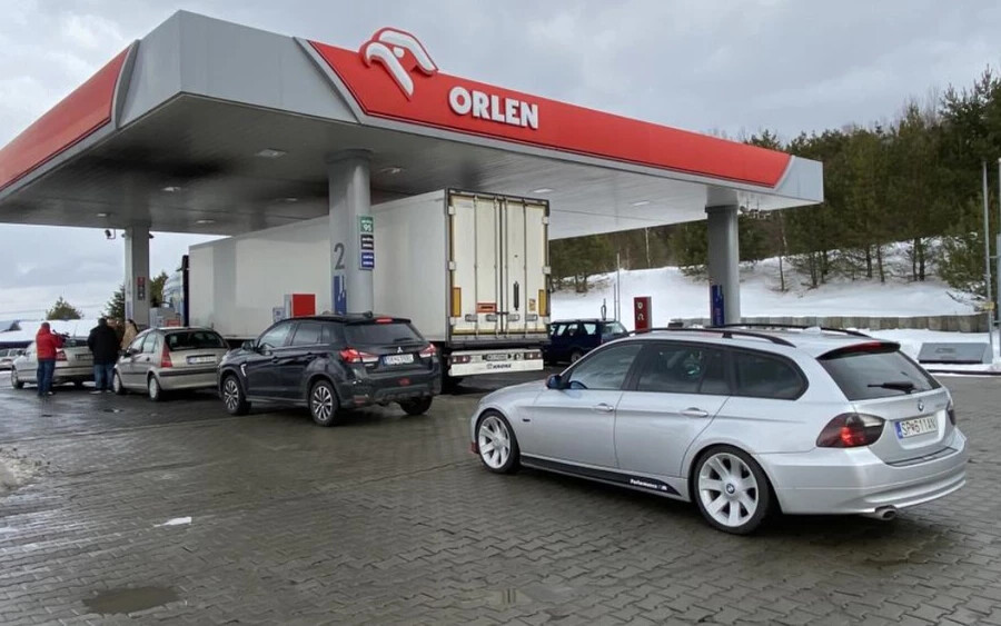 Tegnap óta Lengyelországban jócskán csökkent az élelmiszerek áfája, továbbá a benzin és a gázolaj áfája 23 százalékról 8 százalékra esett, ami körülbelül 15 centtel csökkenti az üzemanyag literenkénti árát. A határ menti szlovákiai vásárlók pedig mindjárt az első napon elindultak a határ felé. 