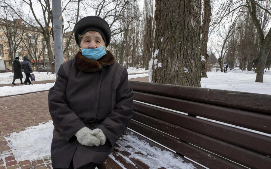 Oľga Ivanovna nyugdíjas a lapnak elmondta: "90 éves vagyok, nem értem ezt, nem értem, miért harcolnak ezek a politikusok. Egyszerű ember vagyok, és békében akarom leélni az öregkoromat. De minden nap azt mondják a tévében, hogy háború kezdődhet. Nagyon félek tőle, átéltem a második világháborút, és nem akarom, hogy újra megtörténjen.".