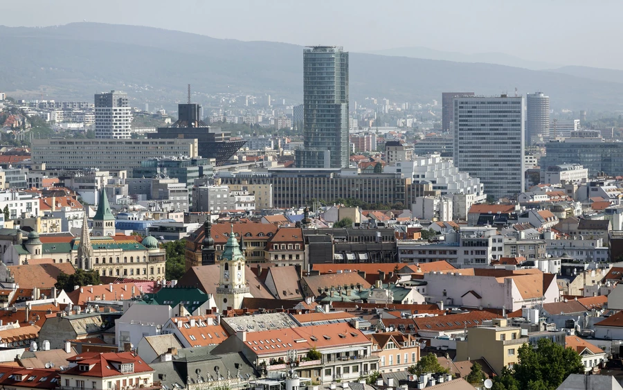 Pozsonyban a világosítást tavaly óta korszerűsítik, melynek következtében rengeteg pénzt takarítottak meg. Az elnöki palotában szintén spórolósra vették: éjfél előtt 45 perccel kapcsolják le a villanyt. A pozsonyi várban is egy órával rövidebb ideig világítanak.