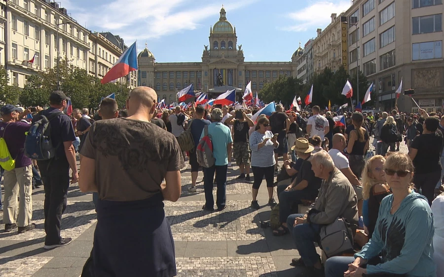 „Demonstrációnk célja a változás szükségessége. Különösen az energiaárak kapcsán vagyunk elégedetlenek, amelyek már idén ősszel előidézhetik gazdaságunk összeomlását” – mondta a tüntetés egyik szervezője, Jiří Havel.