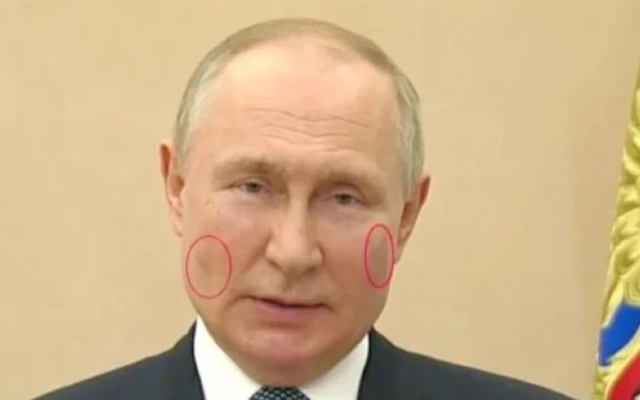 „Putyin arcán rejtélyes fekete foltok vannak, amelyeket mintha sminkkel próbálna elfedni" - írja a The Sun című brit lap.