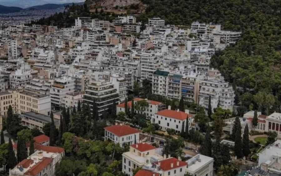 A nő 2020-ban ment Görögországba, ahol hamar luxusszállodákban talált otthonra. A tartózkodásáért azonban nem fizetett, a hoteleknek különböző mesékkel állt elő, és hamis dokumentumokat küldött nekik. 