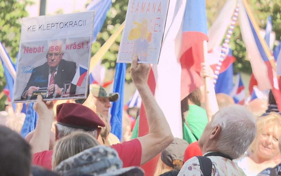 A résztvevők nagy része transzparenseket vitt magával, és nemzeti zászlókat lobogtatott, a tömeget pedig dobbal buzdították.