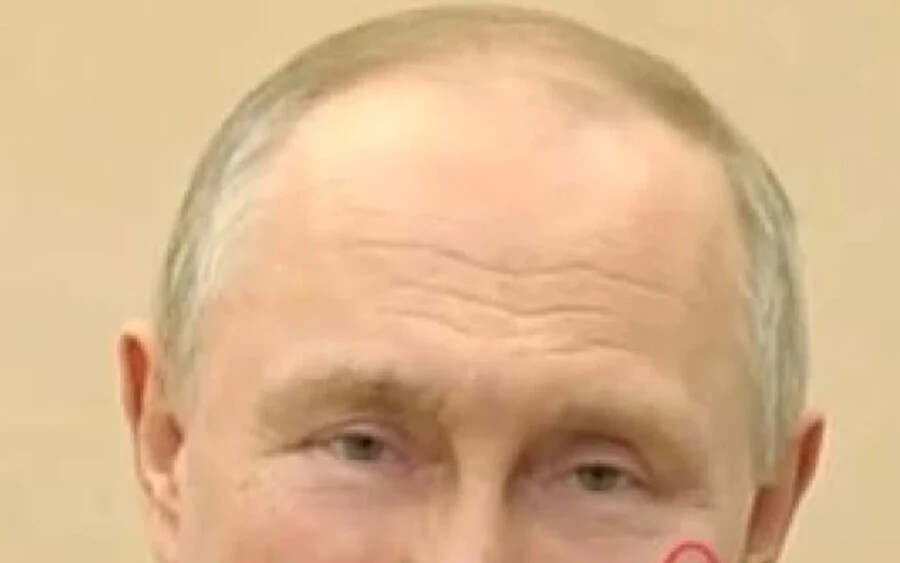 „Putyin arcán rejtélyes fekete foltok vannak, amelyeket mintha sminkkel próbálna elfedni" - írja a The Sun című brit lap.