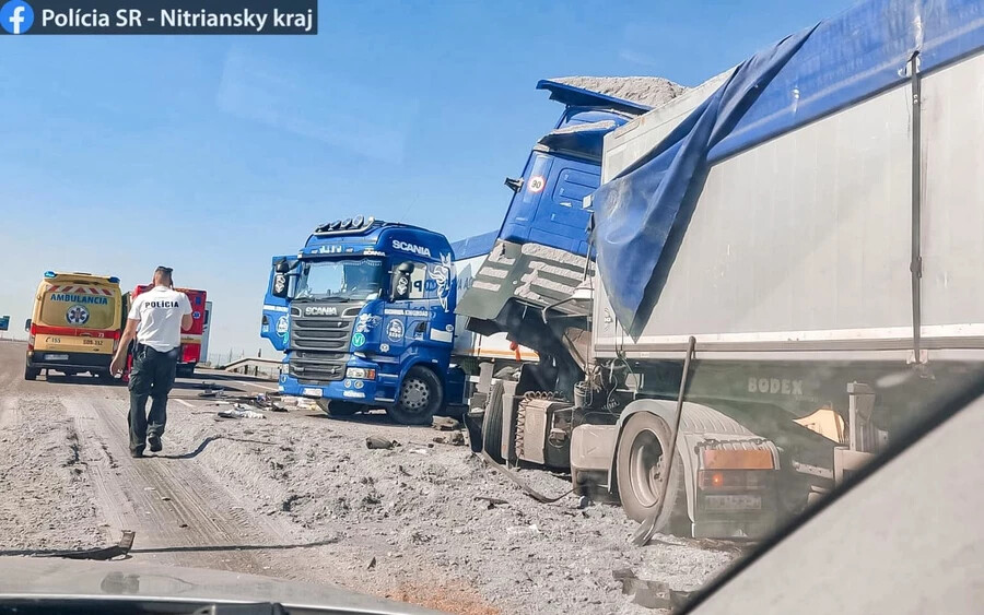 BRUTÁLIS BALESET: Egymásnak ütközött két hatalmas teherautó