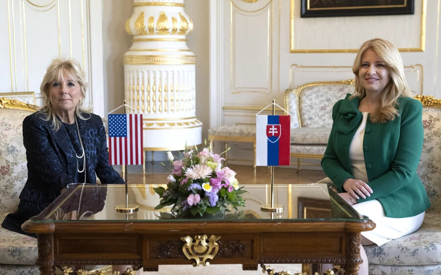 Május 8-án, vasárnap Jill Biden ellátogatott a Szlovákia és Ukrajna közötti felsőnémeti (Vyšné Nemecké) határátkelőre, ahol találkozott Eduard Heger (OĽaNO) miniszterelnökkel. Ezt követően küldöttségével együtt Ukrajnába utazott, ahol találkozott Volodimir Zelenszkij elnök feleségével.