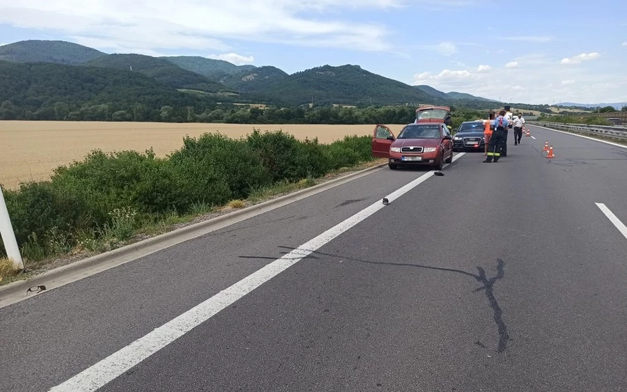 Teherautó gázolt el egy nőt, aki éppen kereket cserélt az autóján