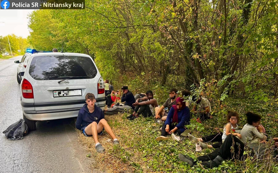 Illegális bevándorlókat fogtak Párkányban, tizenhatan zsúfolódtak össze egy autóban
