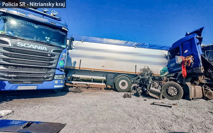 BRUTÁLIS BALESET: Egymásnak ütközött két hatalmas teherautó