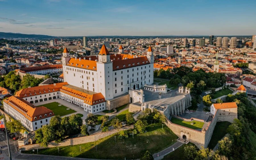 A pozsonyi vár legrégebbi ábrázolása az 1358-ban kiadott Bécsi képes krónikában található.