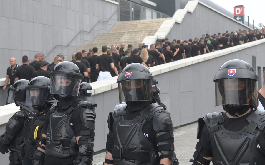 Így vigyázták a közrendet a Slovan–Ferencváros mérkőzésen a rendőrök (FOTÓK)