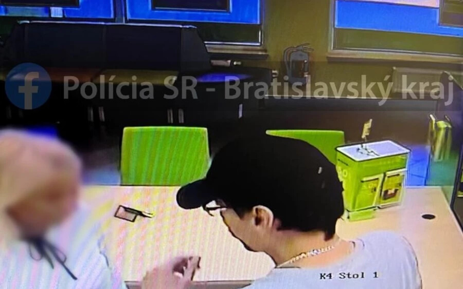 Bankrablás történt Pozsonyban, a rendőrség keresi a fotókon látható elkövetőket!