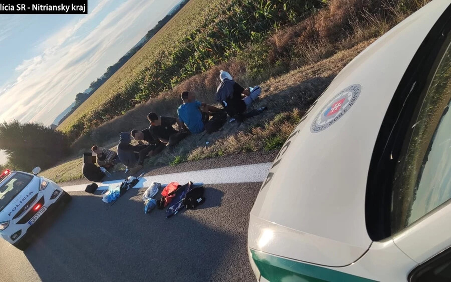 Fának ütközött és kigyulladt egy illegális bevándorlókat szállító autó Ipolyságnál (FOTÓK)