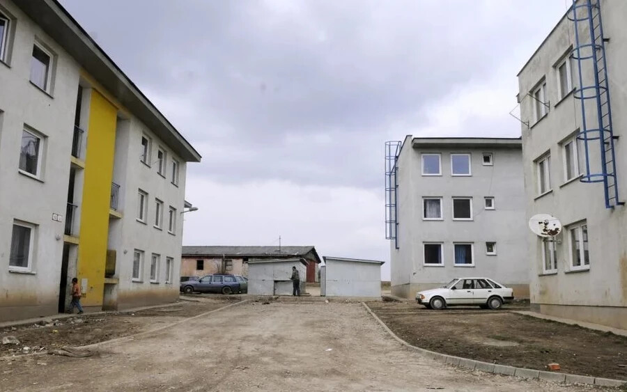 A Nyitra peremén található Orechov dvor nevű lakótelep 61 lakásában összesen 400 ember él, egyáltalán nem higiénikus környezetben. 