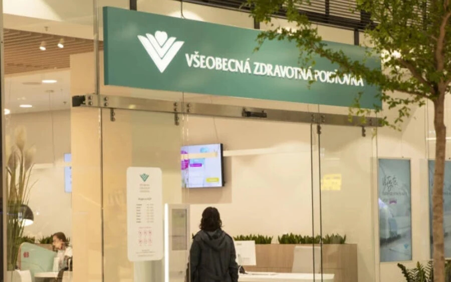 Az Általános Egészségbiztosító, amely a tavalyi évet közel 154 milliós veszteséggel zárta, úgy döntött, hogy 306 ezer eurót fektet be, hogy új fiókot nyisson a Nivy Bratislava bevásárlóközpontban, amely idén áprilisban nyílt meg. 