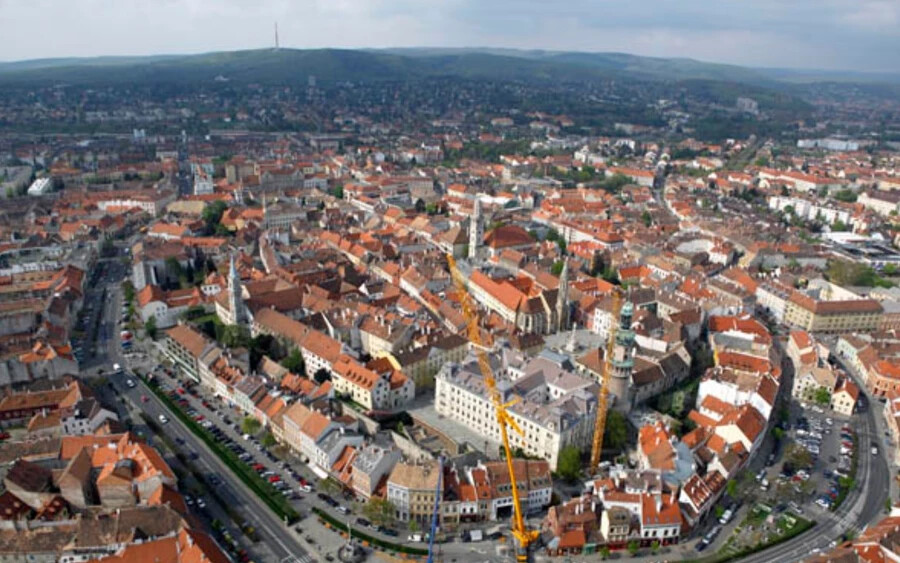 Sopronban 11,3 százalékkal 520 ezer forintra – Fotó: Wikipedia/Civertan 