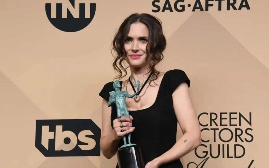 Bár Winona Ryder színésznő jövő hónapban már az ötvenedik születésnapját tölti, mégis tíz évet letagadhatna. 