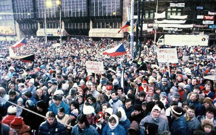 Így gyülekeztek a tüntetők 1989. december 9-én az Snf téren. Fotó: Vladimir Benko 