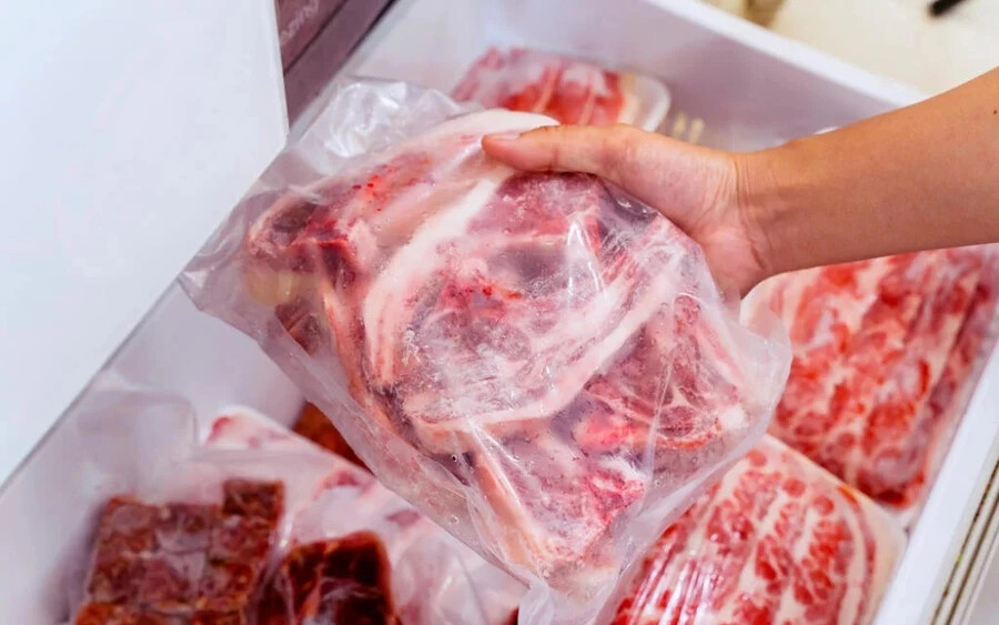 A húsokkal kapcsolatban a szakértők még egy dologra hívják fel a figyelmet. A mosás valójában nedvességet ad, és ez a nedvesség aztán főzéskor gőzt hoz létre, ami hatással lehet az ízre. Ha tehát tökéletesen átsült húst szeretne, kerülje a mosást a főzés korai szakaszában. 