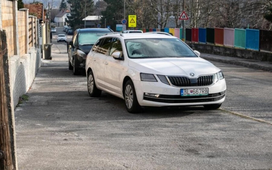 "Már nem lesz lehetőség általánosan a járdára parkolni, kivéve ott, ahol ezt a jelzőtáblák megengedik. Ez az értelmetlen intézkedés, amelyet Szlovákia egyetlen európai országként engedélyezett, jelentősen csökkentette a gyalogosok biztonságát. A járdákat végre visszaadják a gyalogosoknak, és azokon a helyeken, ahol a parkolás tényleg nem zavar senkit, az önkormányzat továbbra is engedélyezheti" - mondta Dan Kollár a Kerékpáros Koalíció tagja.