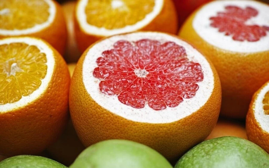 A grapefruitban lévő magnézium serkenti a zsíranyagcserét. Néhány kutatás a grapefruit hatásait tesztelte túlsúlyos betegeken, és az eredmények megdöbbentőek voltak. Étkezés előtt megettek egy fél grapefruitot, és három hónap után, változatlan étkezési szokások mellett akár öt kilótól is megszabadultak!