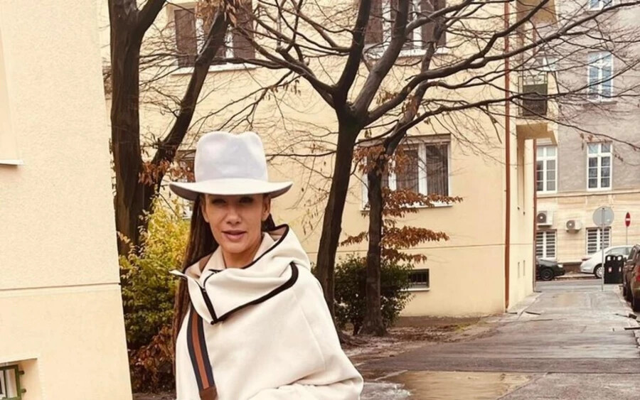 Lucia Ďuriš Nicholson is megmutatta elegáns öltözékét. Egy krémszínű poncsót, egy steppelt szoknyát és egy crossbody táskát visel, amelyet egy divatos kalappal egészített ki.