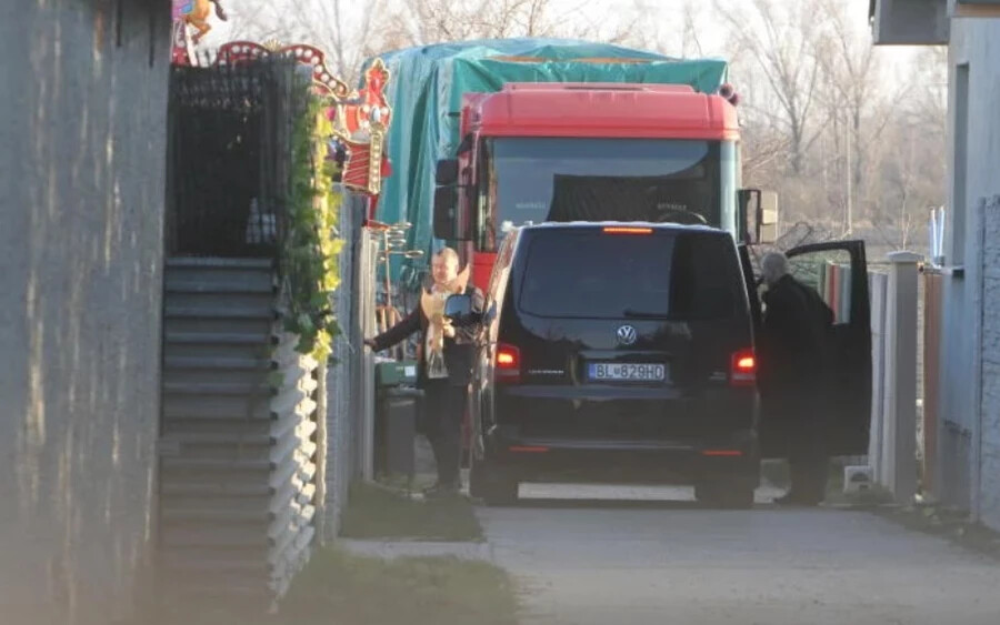 Boris Kollár Sárosfán járt, nagy csokor virággal ment be egy családi házba. 