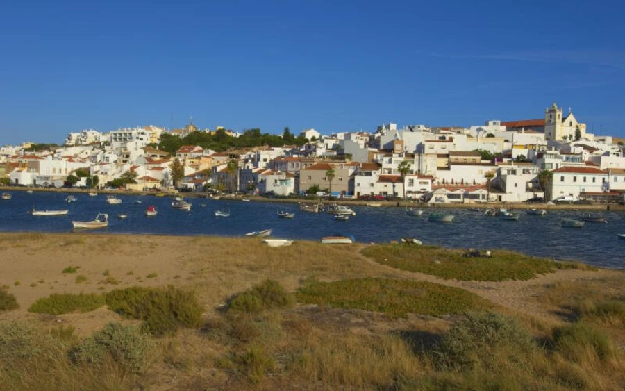 Praia de Canieros, Algarve régió, Portugália: Ez a nyugodt, sekély vizű, csillogó strand Ferragudótól délre található. Mézszínű sziklák szegélyezik, amelyek végigvonulnak Algarve teljes partvonalán.