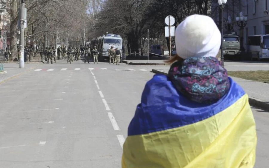 Az ukrán katonák nemrégiben HIMARS rakétarendszereket vetettek be a Dnyeperen átívelő stratégiai híd ellen Herszonban, megszakítva ezzel Oroszország fő utánpótlási útvonalát. Nem sokkal a híd elleni támadás előtt röplapok jelentek meg, amelyeken az állt: "Ha a HIMARS nem, a partizánok segítenek".