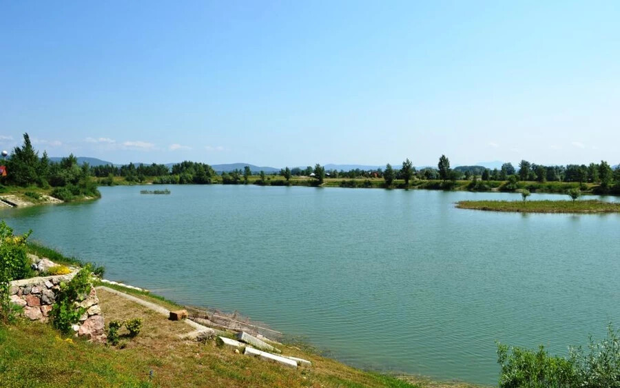 Az Újgyalla (Dulov) községtől nem messze található tó kiváló hely a kikapcsolódásra és úszásra. A tiszta vizet faházak veszik körül, és évente horgászversenyen vehet részt! 