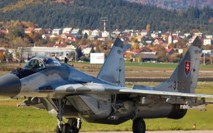  "A lengyel vadászgépek lehetőleg egy lengyel területen található bázisról szállnak fel. A cseh vadászgépek a szlovák légtér védelmének feladatait szintén saját területükön lévő bázisról látják majd el, és a feladat elvégzése után visszatérnek a hazai bázisukra" - vázolta a szóvivőnő.