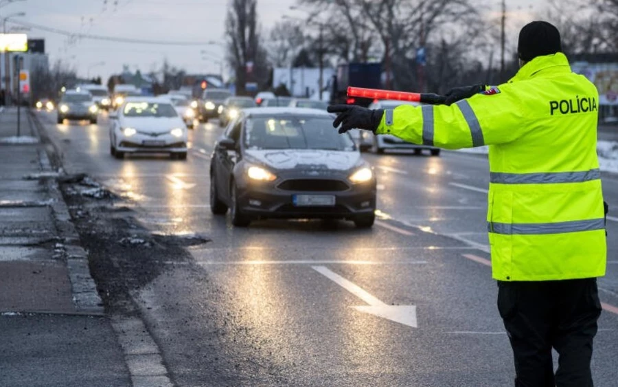   A gyakorlatban a pontrendszer úgy működik, hogy a bírság mellett a rendőrség felírja a fekete pontok számát a sofőr kártyájára. A jogosítvány visszaszerzéséhez nem lesz elég az újabb autóiskolai vizsga, hatóságaink azt is fontolgatják, hogy rehabilitációt vagy pszichológiai kezelést is elrendelnek. 