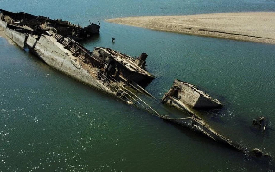 A szerbiai Duna alacsony vízszintje második világháborús hajók elsüllyedt, robbanóanyaggal megrakott maradványait hozta felszínre.