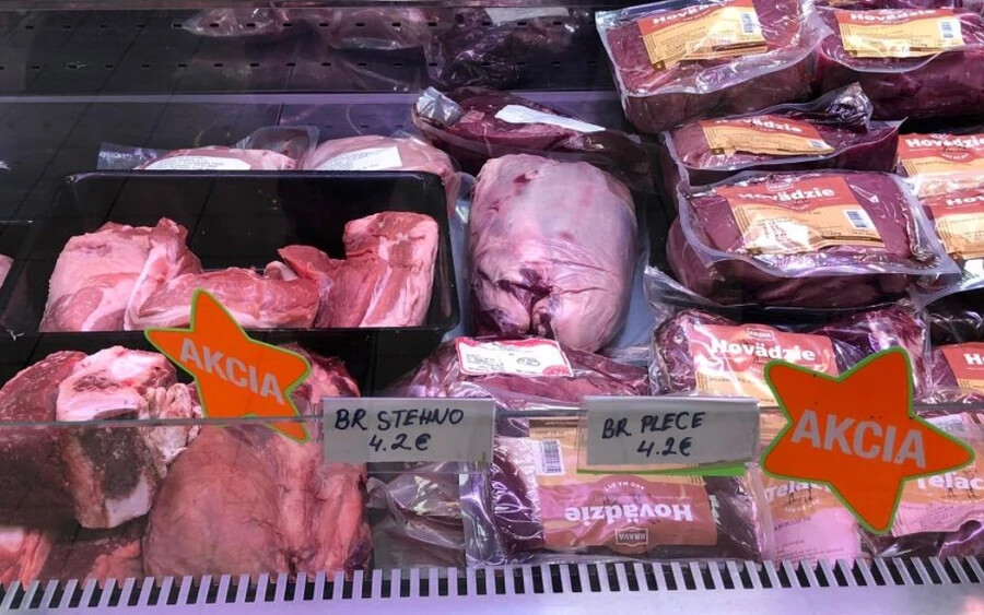 "A sertéshús árának emelkedése a német tőzsdén, valamint az energiaárak jelentős emelkedésének hosszú távú tendenciája miatt a húsfeldolgozók kénytelenek ezt a fogyasztói áraikban is tükrözni” -  mondta Eva Forrai, a Szlovák Húsfeldolgozók Szövetségének ügyvezető igazgatója.