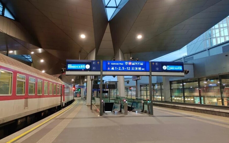 Az osztrák ÖBB dolgozóinak sztrájkra miatt a vasúti közlekedés Ausztriában szinte teljesen leáll a mai napon. „A sztrájk miatt nem lehet majd vonattal utazni Ausztriába, mivel a vonatok nem közlekednek az egész országban” – hangsúlyozta Kováč.
