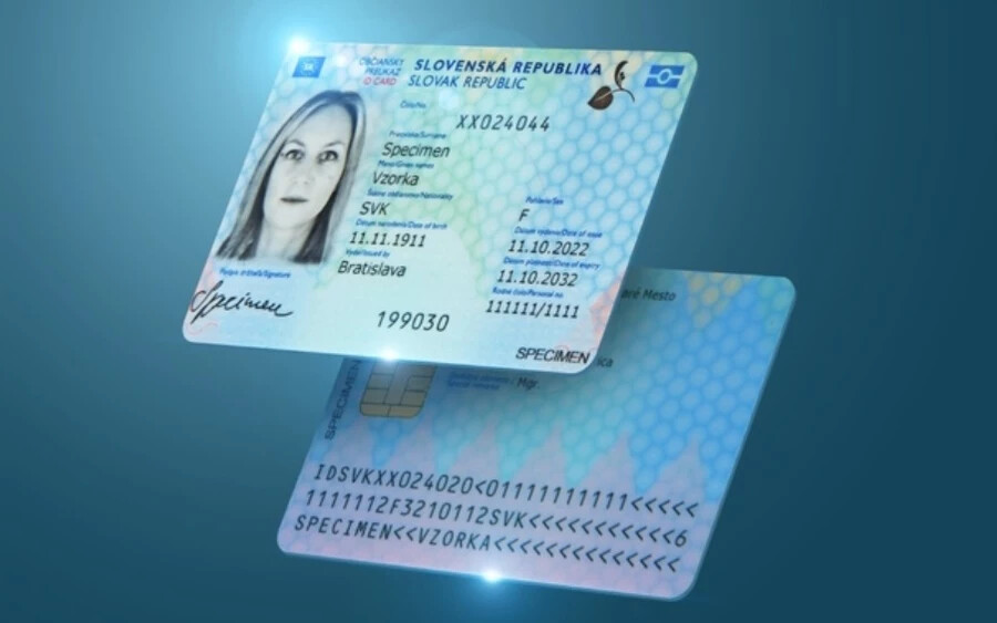 December óta Szlovákia érintésmentes chippel ellátott biometrikus személyi igazolványokat bocsát ki. Az okmány chipjén két ujjlenyomat és az arcvonások kerülnek rögzítésre titkosított biometrikus adatok formájában.