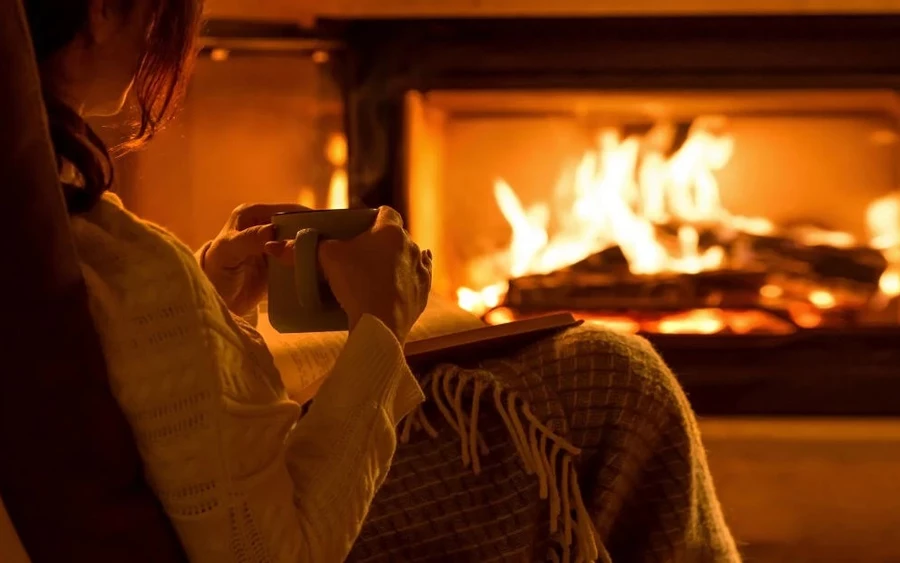 Tudja, hogy milyen a lakás optimális hőmérséklete? A hőmérsékletnek 19 és 21 °C között kell lennie. Sokan szeretik, ha télen sokkal melegebb az otthonuk. Ez azonban nem ideális, különösen télen, amikor odakint fagy van. És nem is gazdaságos, hiszen 1°C-os hőmérséklet-emelkedés 6%-kal növeli az energiaköltségeket.