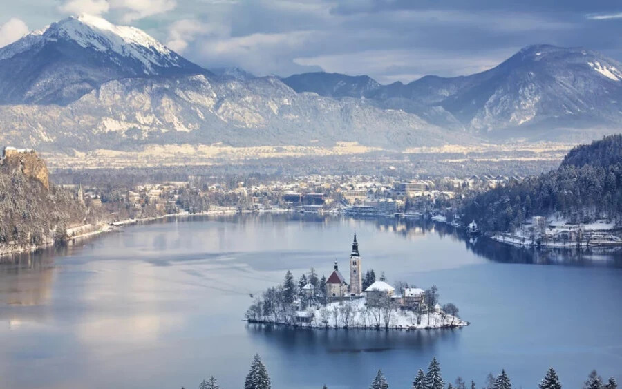 A szlovéniai Bled városát a világ egyik legszebb és legkülönlegesebb helyének tartják.  Amikor fehér hó borítja, olyan, mintha egy téli birodalomban találnánk magunkat. Különböző gyógyfürdőket látogathat meg, miközben élvezheti a hegyekre nyíló csodálatos kilátást. 