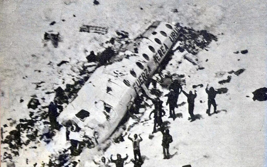  Két repülőgép zuhant le egy nap alatt: Az egyik egy Uruguayból Chilébe tartó járat volt. A gép 1972. október 13-án zuhant le az Andokban. A túlélő utasok kénytelenek voltak a többi, már halott utas húsát megenni a túlélés érdekében.