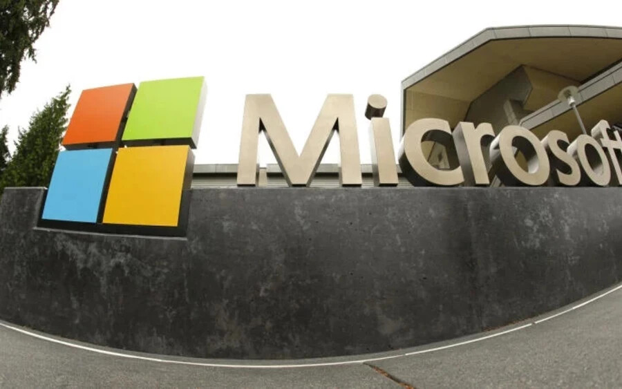 Az amerikai Microsoft multinacionális vállalat idén 10 ezer alkalmazottat bocsát el, ami az alkalmazottak közel öt százaléka. Ezzel összefüggésben nagyjából 1,2 milliárd dolláros rendkívüli költséget számít fel. Ennek oka az az aggodalom, hogy a kereslet 2023 és 2024 folyamán csökkenni fog, és a nyereség gyorsan visszaesik.