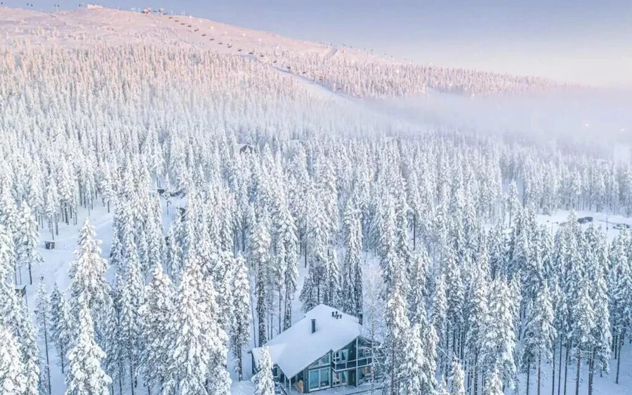 Finnország: 229 eur/éjszaka/két fő. A finnországi faház mindössze 10 percre található a sípályáktól. A nyugalom és a csend szerelmeseinek tökéletes élményt nyújt ez a téli idill, ha még most menne kirándulni.
