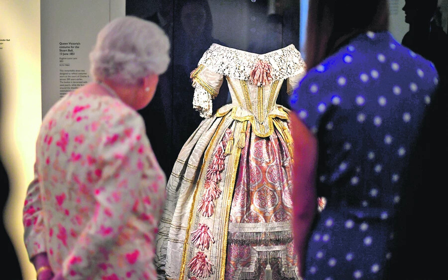 II. Erzsébet királynő ükanyja báli ruhájában gyönyörködik. A híres ruhát az 1851. június 13-ai Stuart-bálra varrták.
