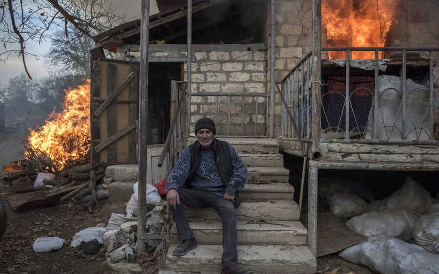 Valeriy Melnikov fotós Elveszett paradicsom című fotósorozatáért első helyezést ért el az általános hírek kategóriában. A fotón egy férfi ül egy égő ház előtt egy hegyi-karabahi faluban.