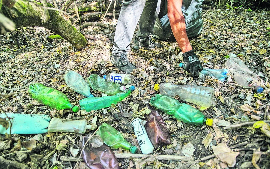 Bár Bencéhez néhány napra csatlakoznak más szemétgyűjtők, a 32 éves fiatalember többnyire egyedül ténykedik