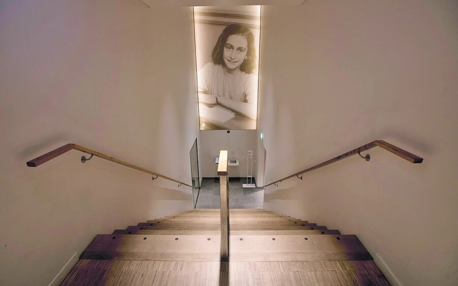 Anne Frank. Világszerte a háború által elpusztított ifjúság szimbóluma lett.