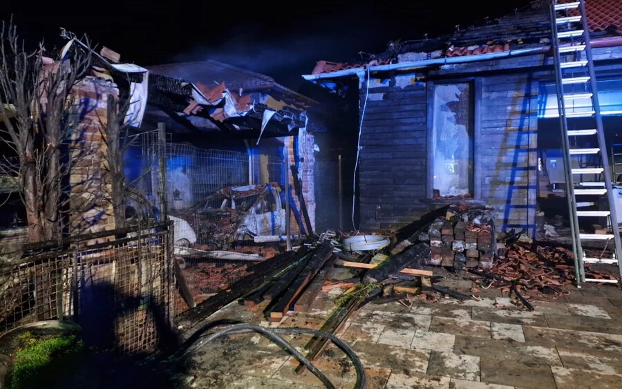 FOTÓK: Porig égett egy családi ház garázsa, 67 ezer eurós kár keletkezett