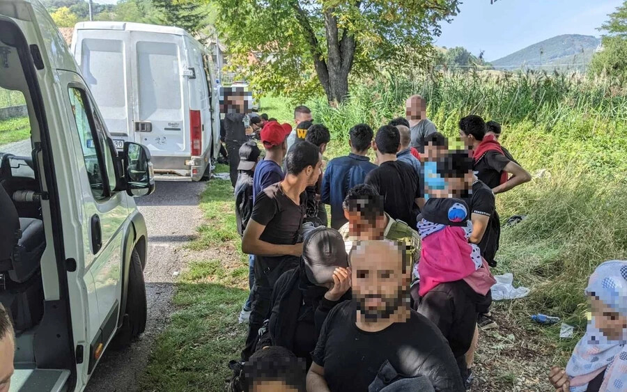 36 illegális bevándorlót fogtak el egy furgonban Feleden (FOTÓK)
