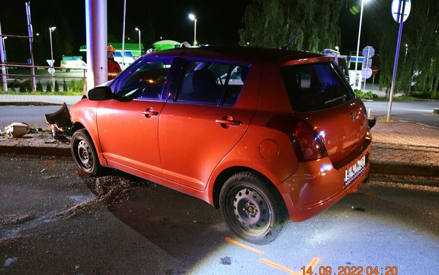 BALESET: Beton lámpaoszlopnak ütközött egy női sofőr, totálkárosra törte az autót (FOTÓK)