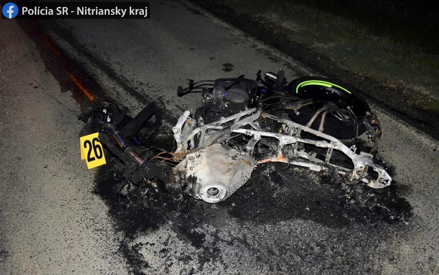 TRAGÉDIA: Szörnyethalt egy vétlen motoros, miután szemből nekihajtott egy autó