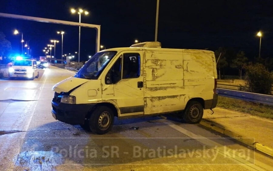 20 illegális bevándorlót találtak egy összetört furgonban a szlovák-magyar határon!